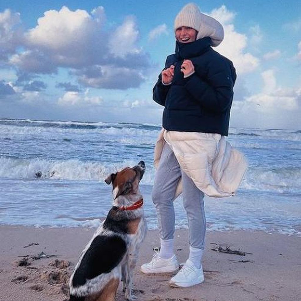 Laura Wontorra mit ihrem Hund Milo