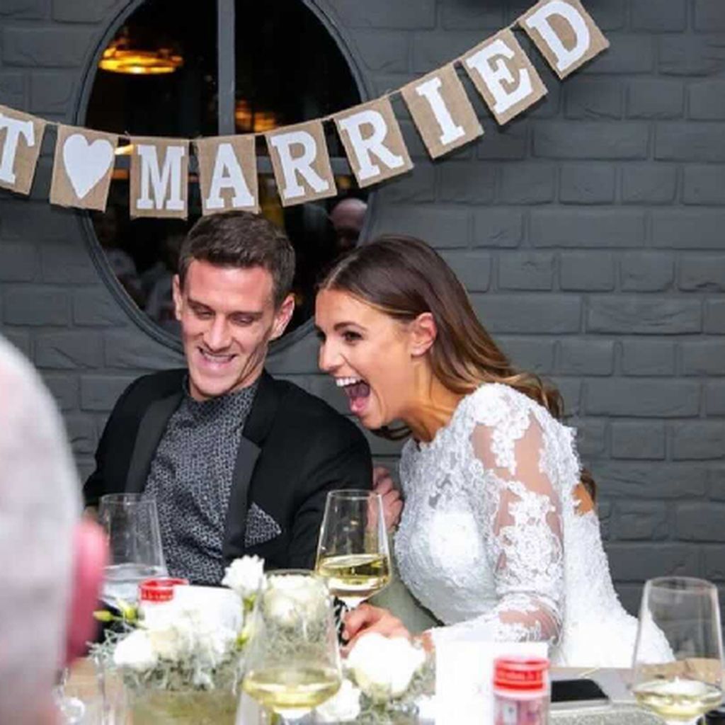 Laura Wontorra und ihr Mann bei der Hochzeit