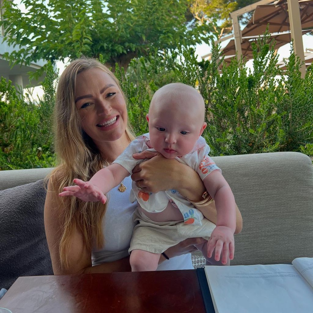 Laura Woods mit ihrem Sohn Leo, Sommer 2025