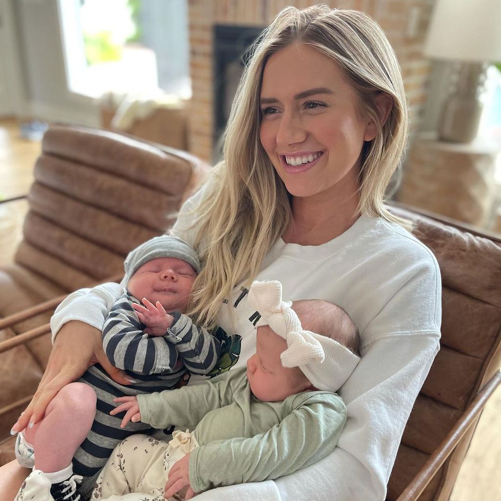 Lauren Burnham und ihre Zwillinge im Juli 2021
