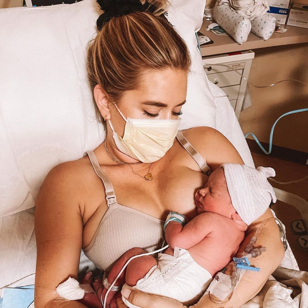 Lauren Burnham mit einem ihrer Zwillingsbabys, Juni 2021