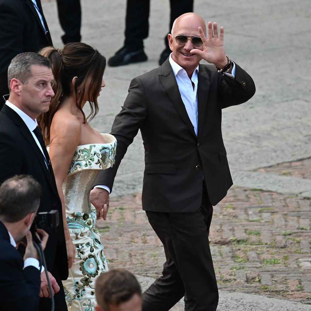 Lauren Sánchez und Jeff Bezos auf dem Weg zu ihrem Pre-Wedding-Dinner im Juni 2025