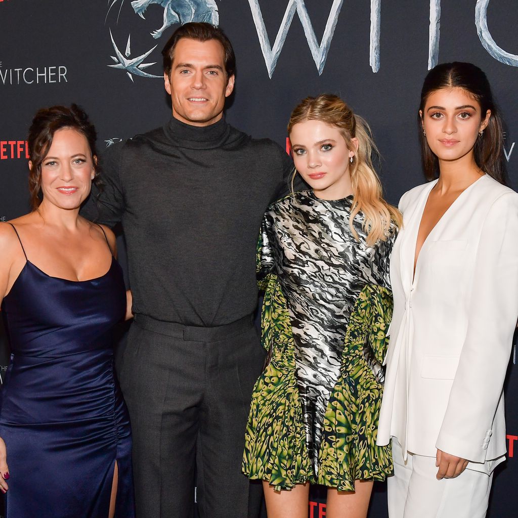 Regisseurin Lauren Schmidt Hissrich, mit Henry Cavill, Freya Allan und Anya Chalotra