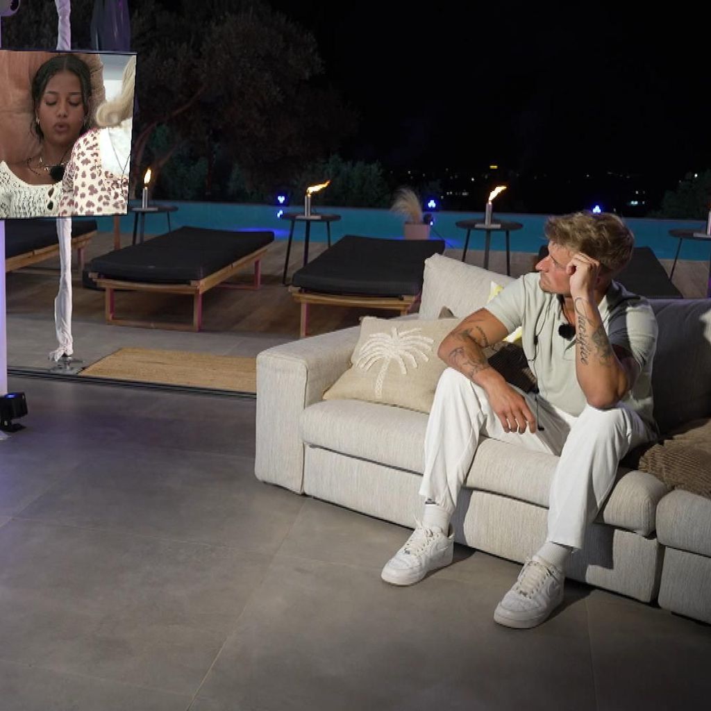 Laurenz Pesch beim Solo-Lagerfeuer von "Temptation Island V.I.P." , 2025