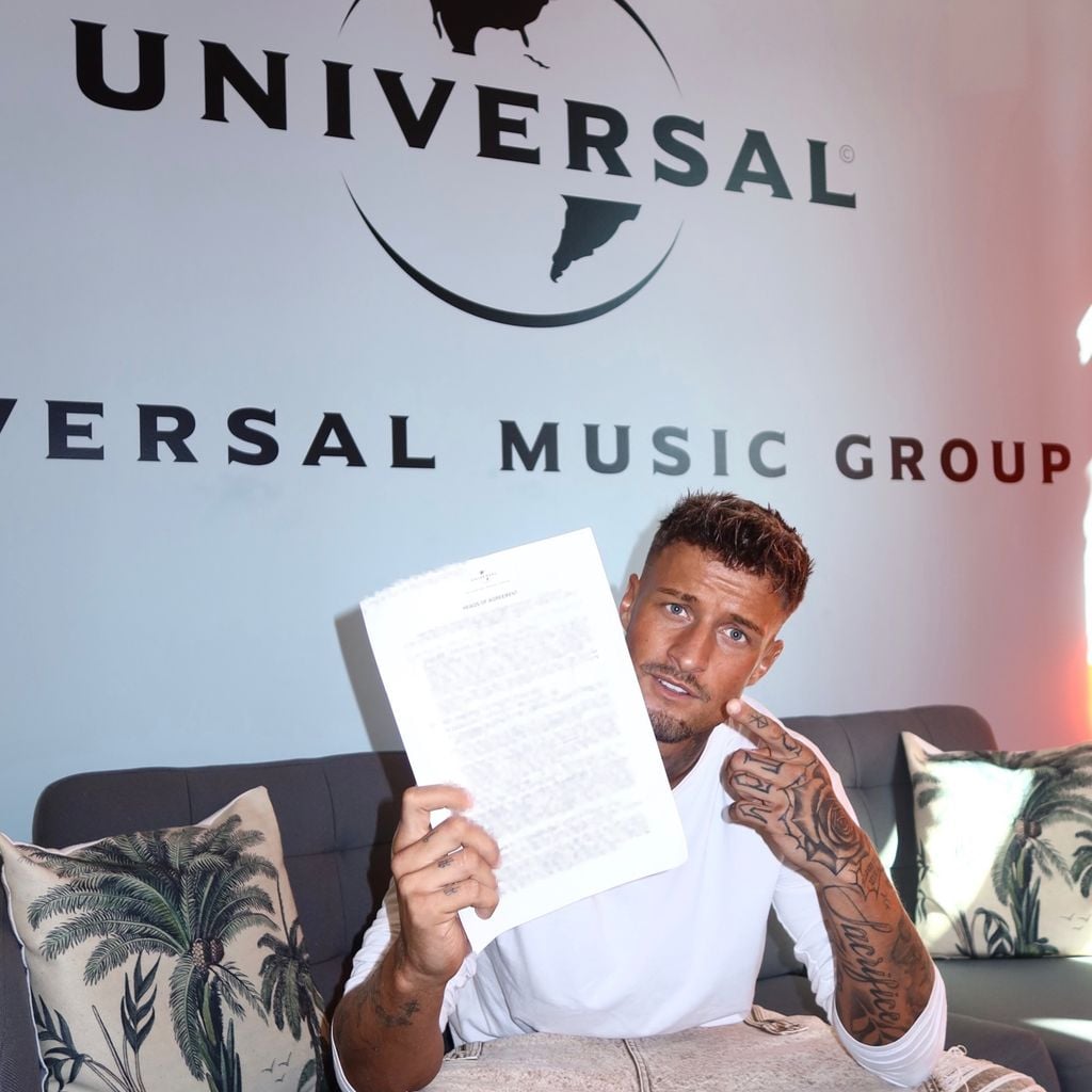 Laurenz Pesch mit seinem Universal-Music-Vertrag, Oktober 2026
