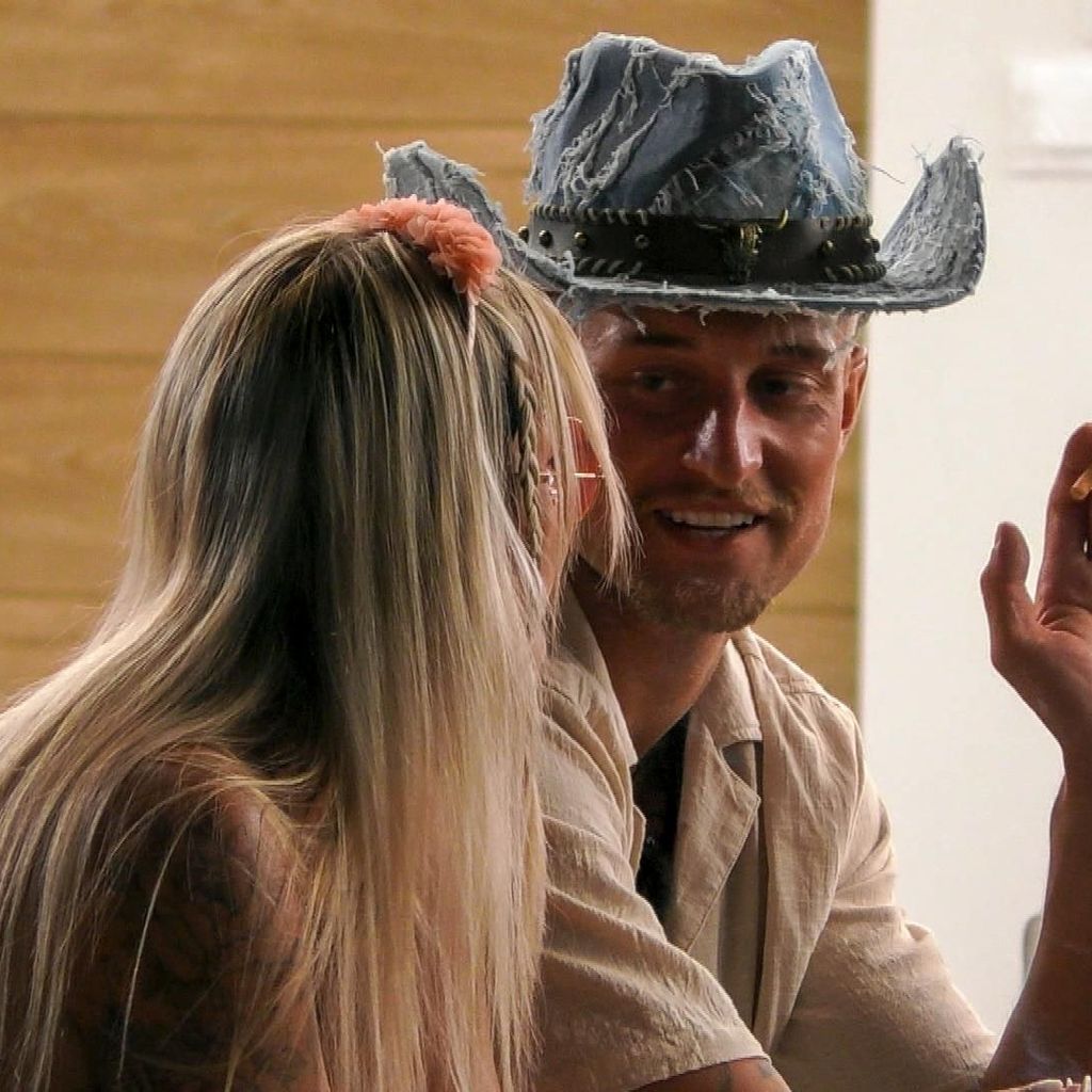 Bei Laurenz und Verführerin Denise knistert es in Folge 10 von "Temptation Island V.I.P."