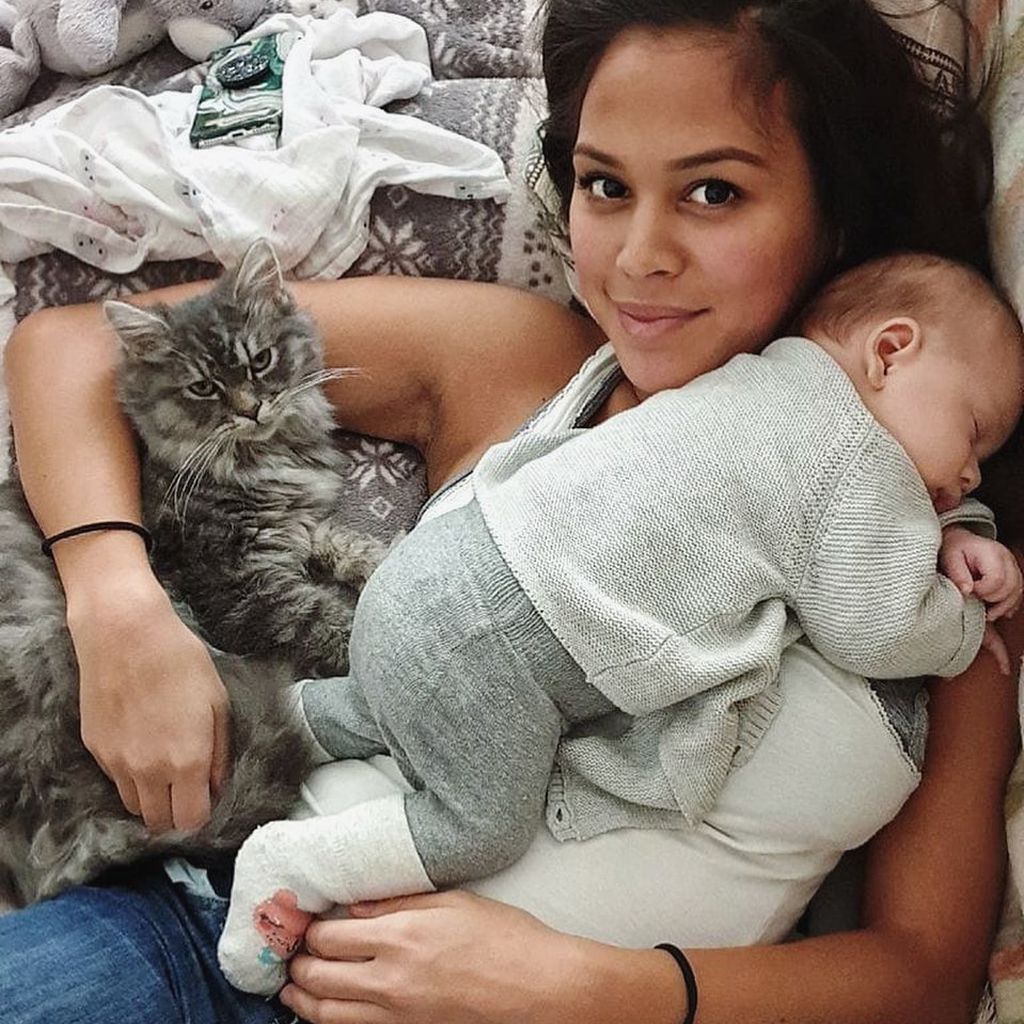 Lea mit ihrer Katze und Tochter Lilly, Dezember 2019