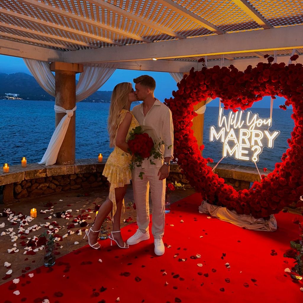Lea Prinz und Maximilian Mittelstädt bei ihrer Verlobungsfeier im Juli 2024