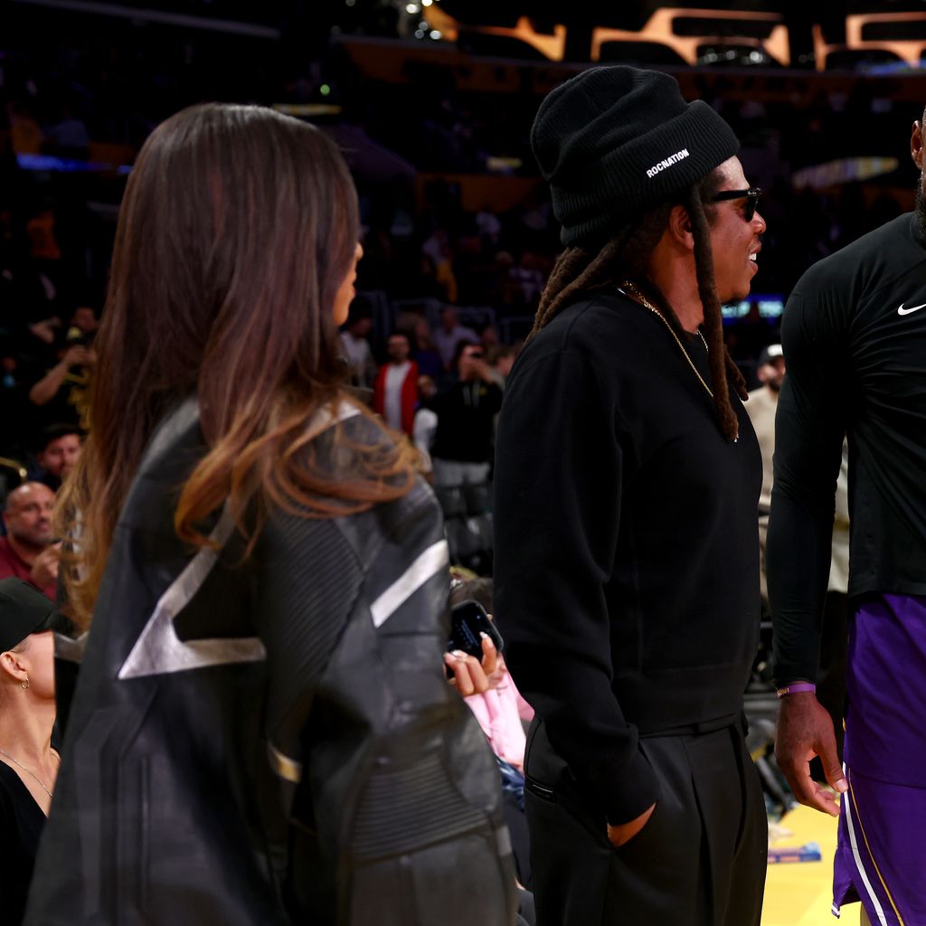 LeBron James spricht nach der Emirates NBA Cup-Niederlage der Lakers mit Jay-Z und Blue Ivy Carter in der Crypto.com Arena
