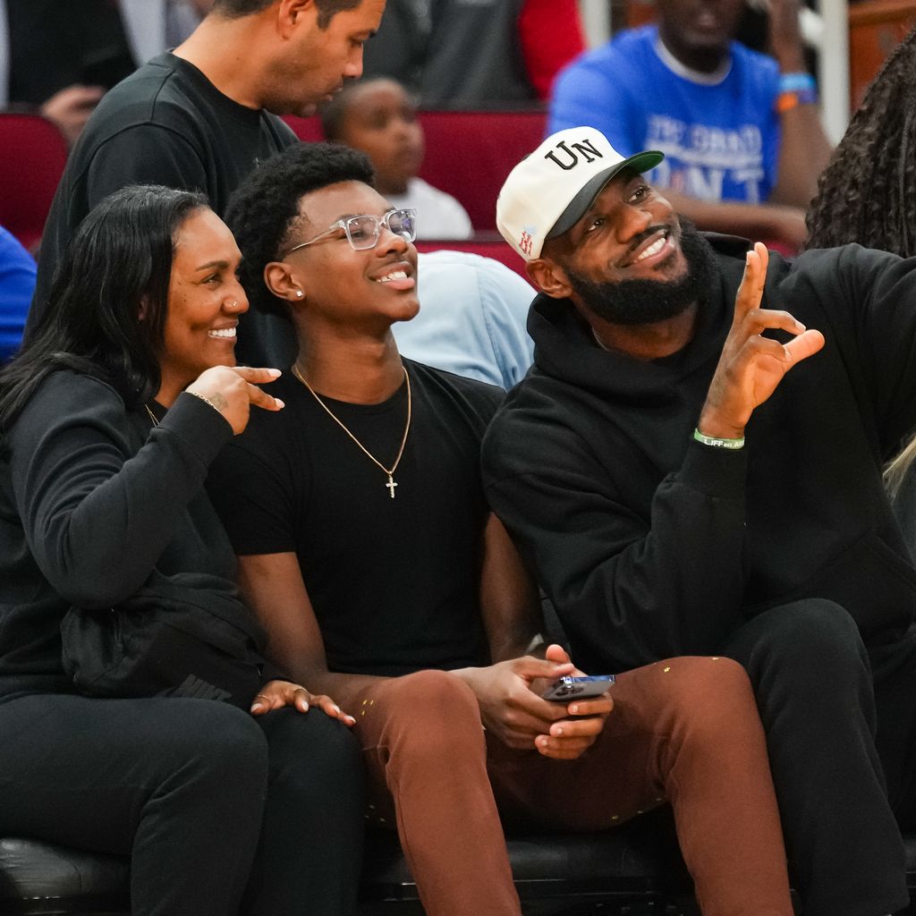 LeBron James (r.) mit seiner Mutter Gloria und seinem Sohn Bryce