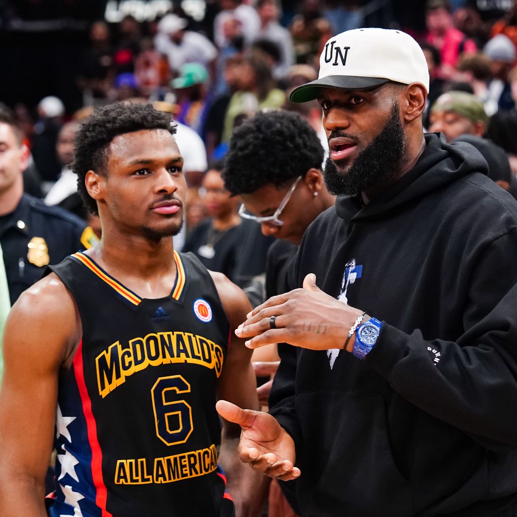 LeBron James (r.) und sein Sohn LeBron Jr. bei einem Baskeltballspiel
