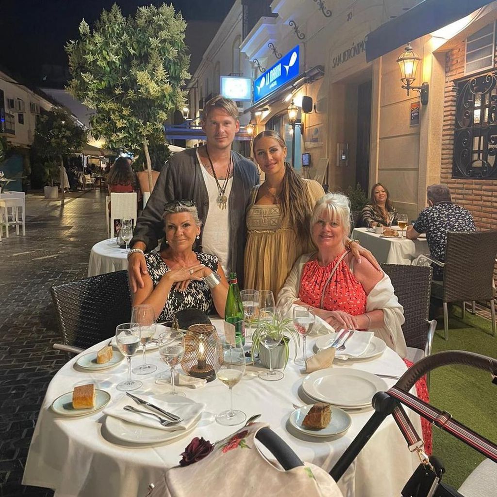 Lee Ryan mit seiner Freundin Verity und anderen Familienmitgliedern