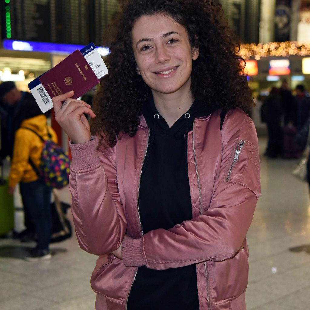 Leila Lowfire am Frankfurter Flughafen