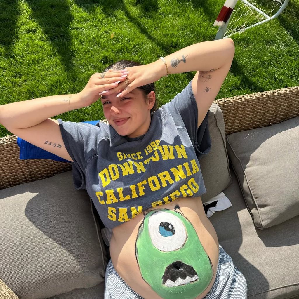 Lejla Höhn mit bemaltem Babybauch