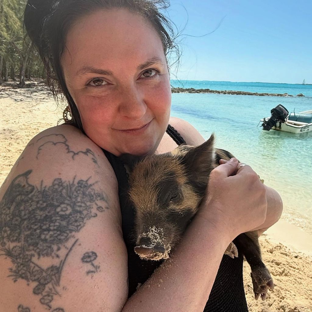 Lena Dunham am Pig Beach im April 2024