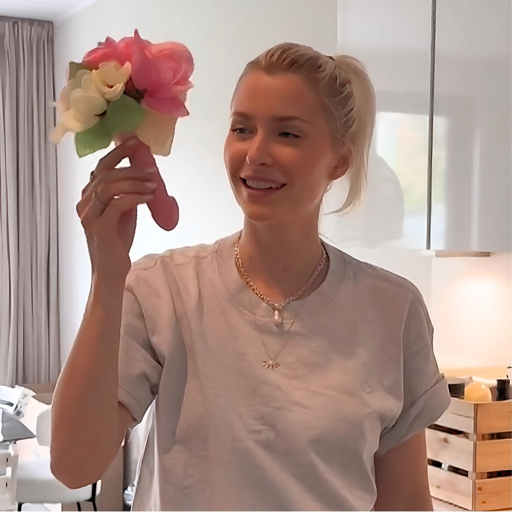 Topmodel Lena Gercke bei der Umzugsvorbereitung mit ihrer Penis-Vase, Juni 2026