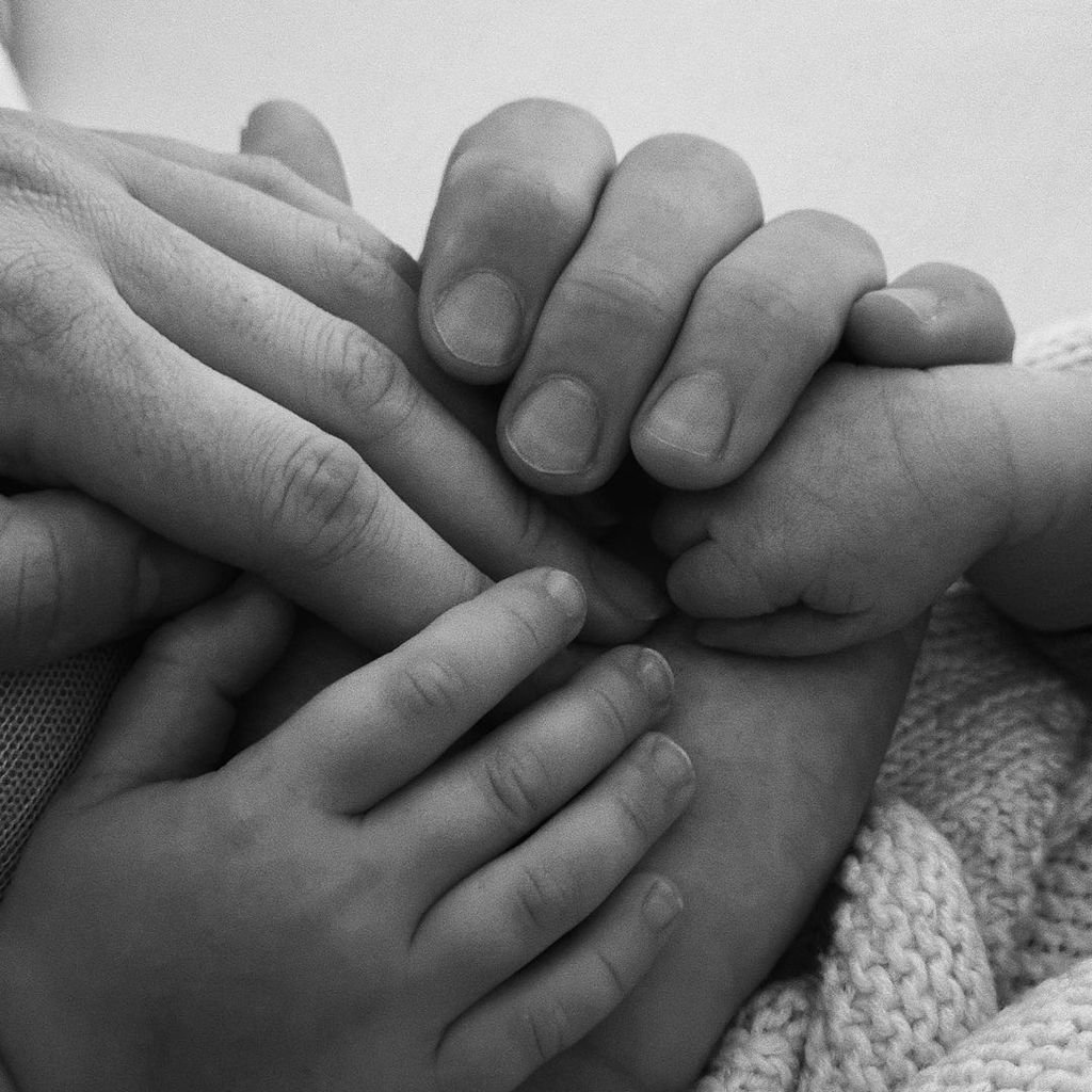 Lena Gercke und Dustin Schöne halten die Hand ihrer Tochter