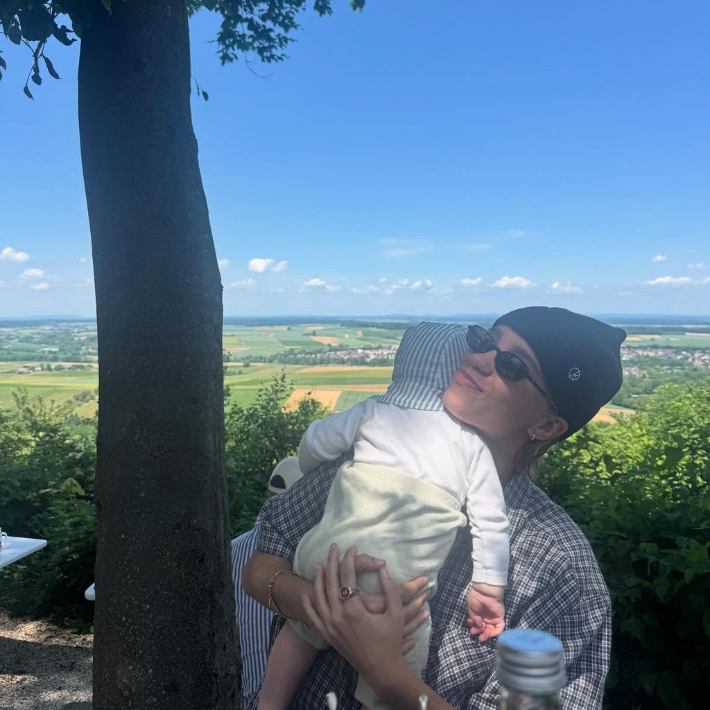 Lena Mantler und ihr Neffe im Juni 2025