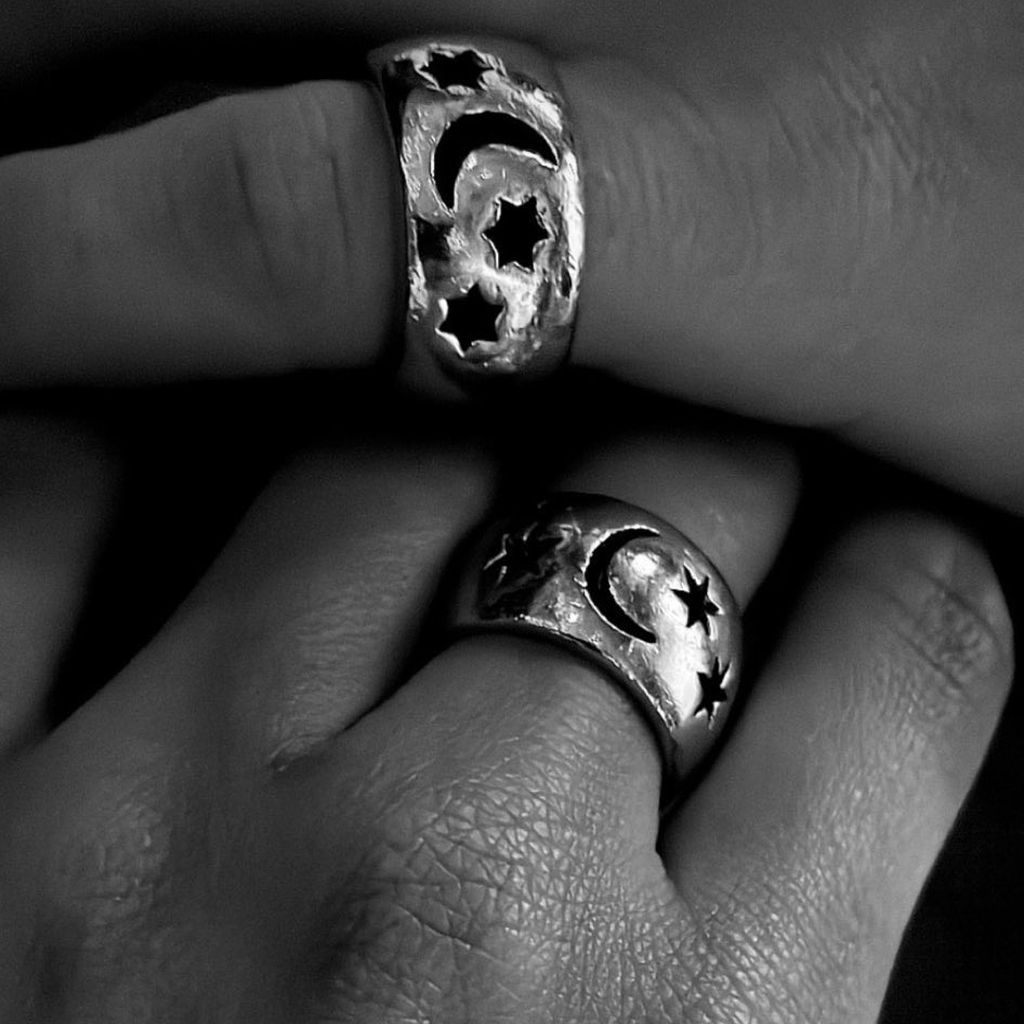 Lena Mantlers Hand und die einer unbekannten Person