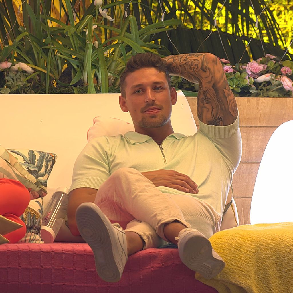 Lena und Jannik auf einem "Love Island"-Daybed