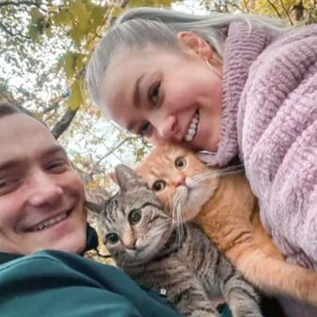 Lenara Klawitter und ihr Verlobter Nico mit ihren Katzen Koko und Pepper