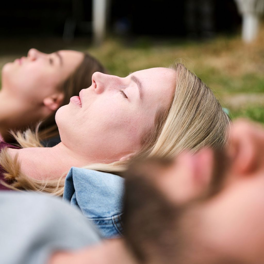 Leni (Josephine Becker), Jana (Alica Hubiak) und Paco (Milos Vukovic) bei "Unter uns"
