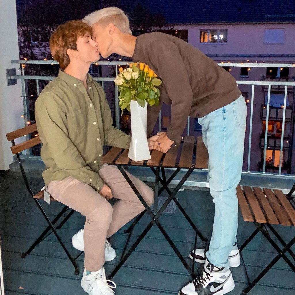Leon Content mit seinem Freund, 2020