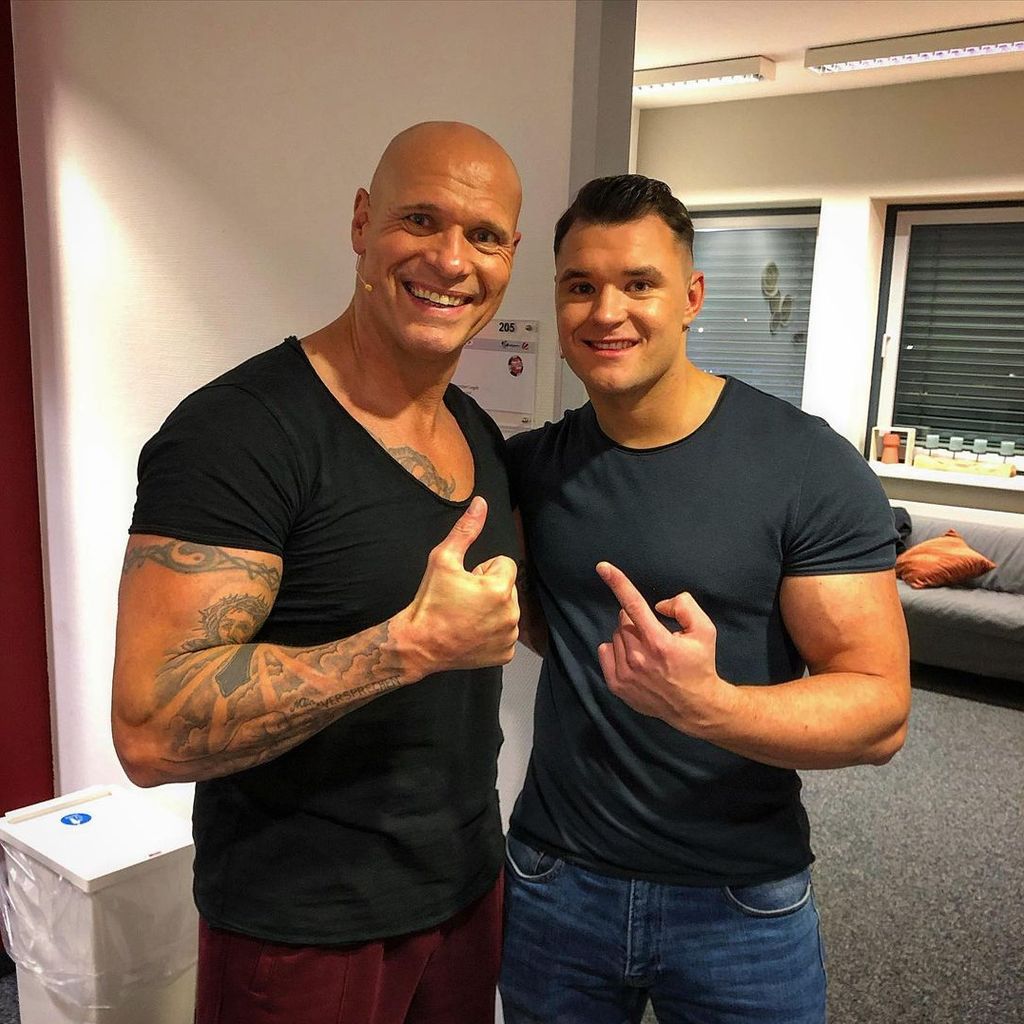 Leon Legat mit seinem Vater Thorsten, März 2023