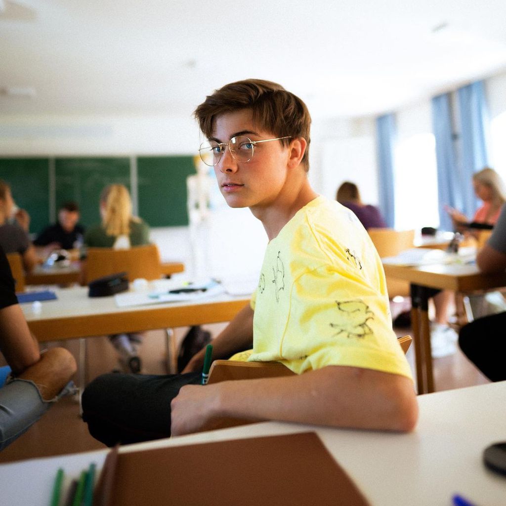 Leon Pelz in einem Klassenraum