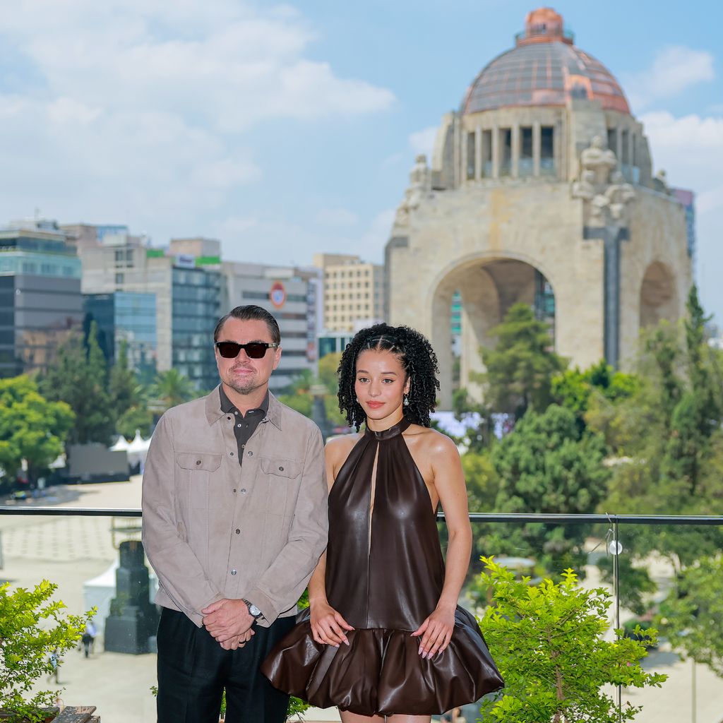 Leonardo DiCaprio und Chase Infiniti beim Fototermin zu "One Battle After Another" am Monumento a la Revolución in Mexiko-Stadt