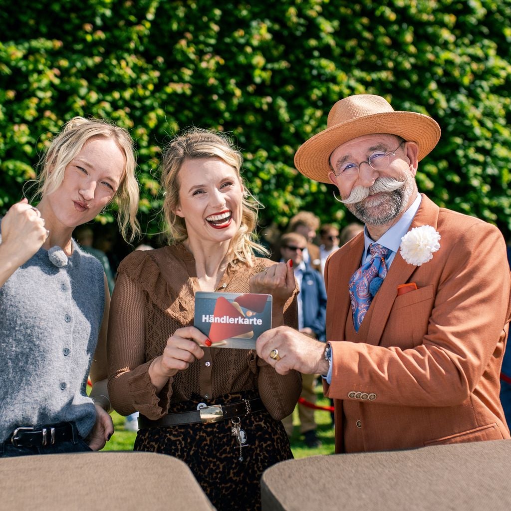 Leonie Bartsch, Linn Schütze und Horst Lichter bei "Bares für Rares XXL"