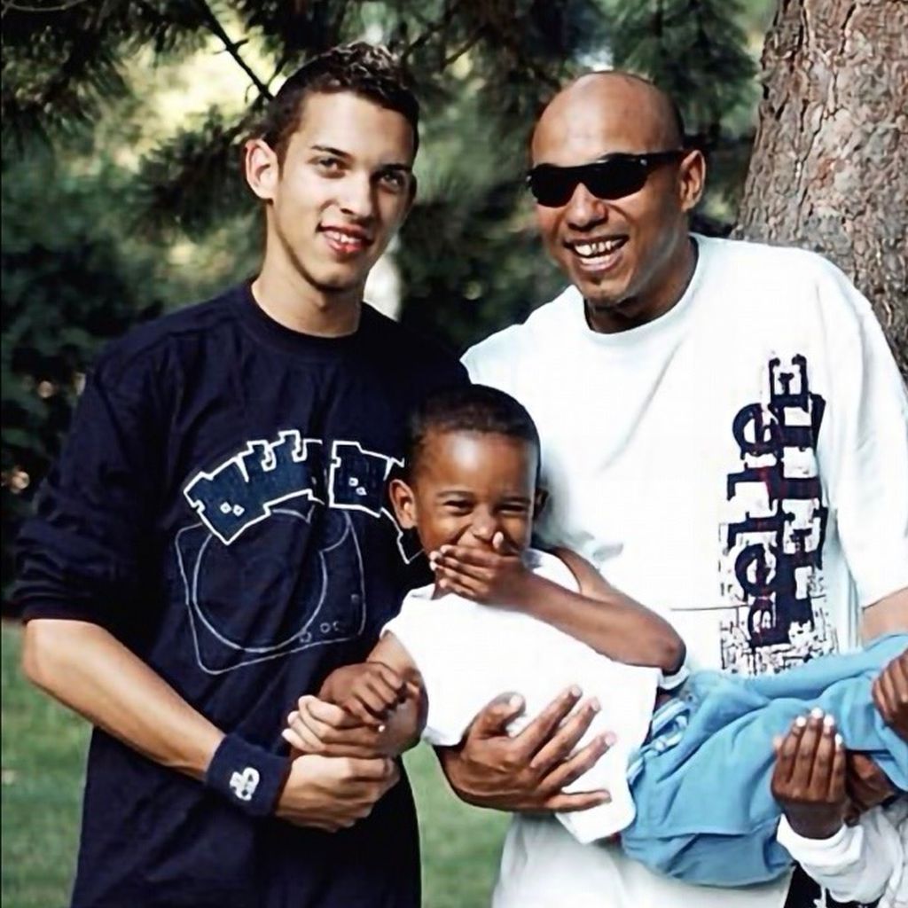 Leroy Leone (l.) mit seinem Vater D-Flame und seinen Brüdern