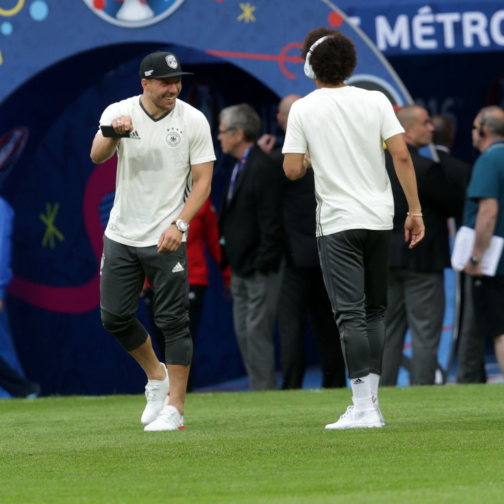 Leroy Sané scherzt mit Lukas Podolski auf dem EM-Rasen