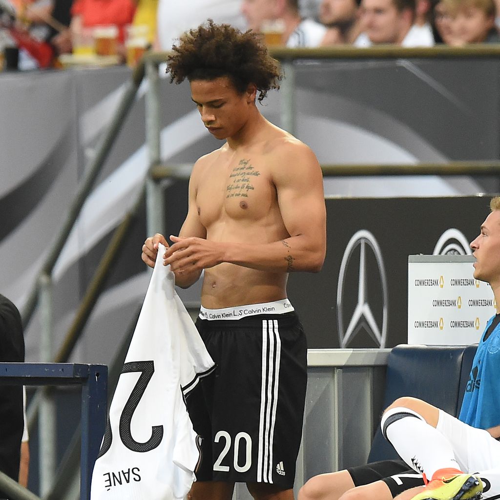 Leroy Sané zeigt seinen nackten Oberkörper