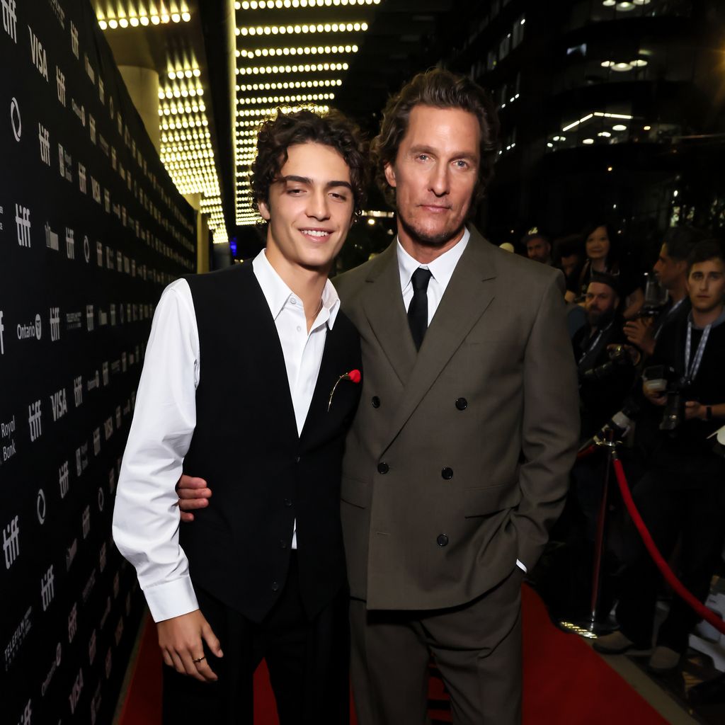 Levi Alves McConaughey und Matthew McConaughey im September 2025 in Toronto