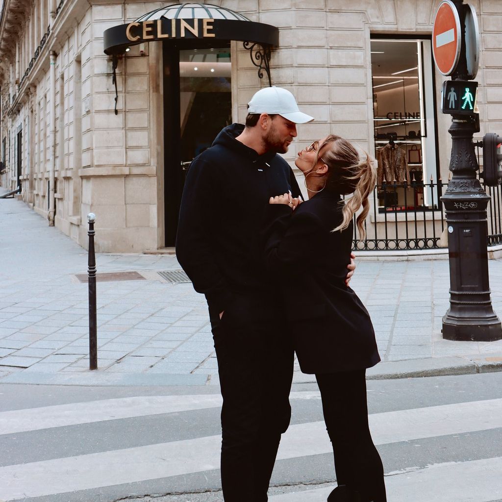 Lewis Burton und Lottie Tomlinson in Paris, April 2022