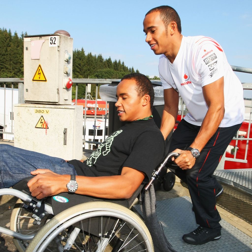 Lewis Hamilton schiebt den Rollstuhl seines Halbbruders Nick Hamilton vor dem Großen Preis von Belgien in Spa-Francorchamps