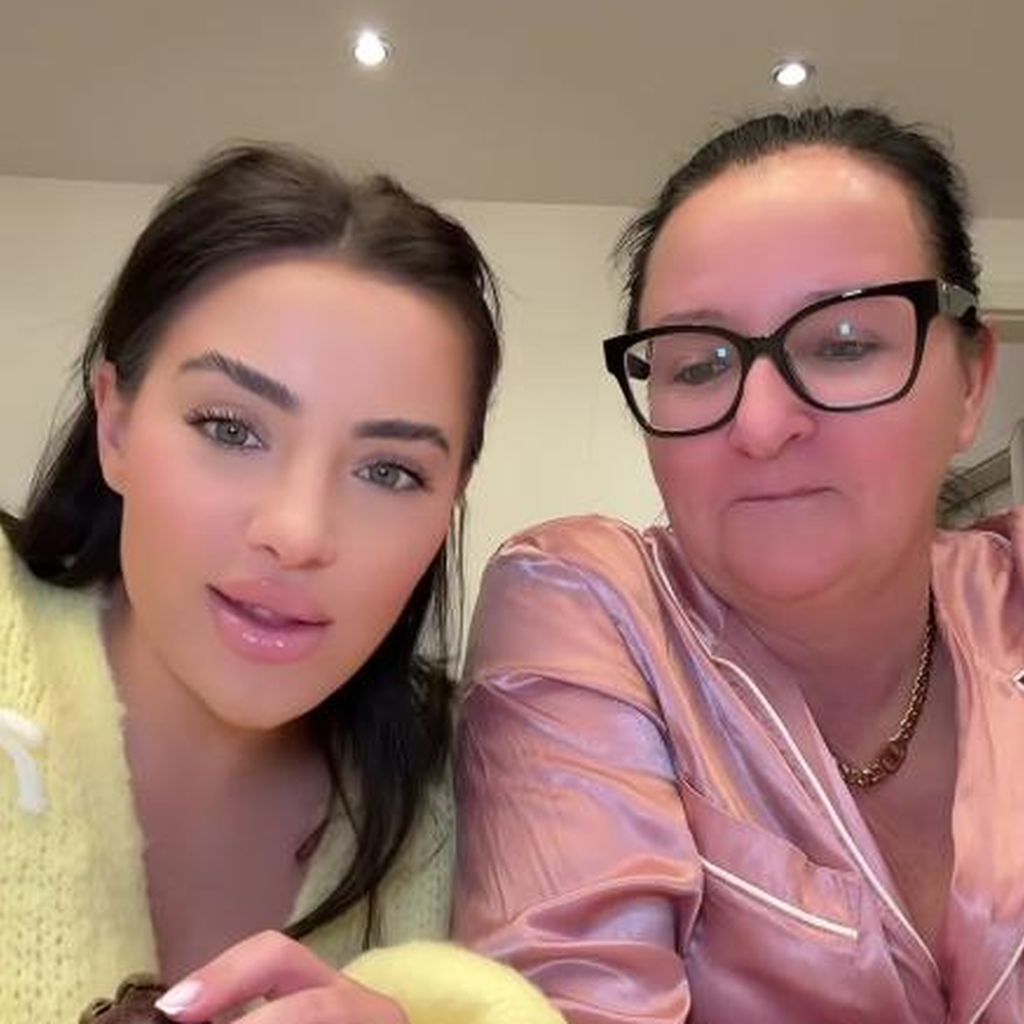 Leyla Lahouar und Mama Christiane im März 2025