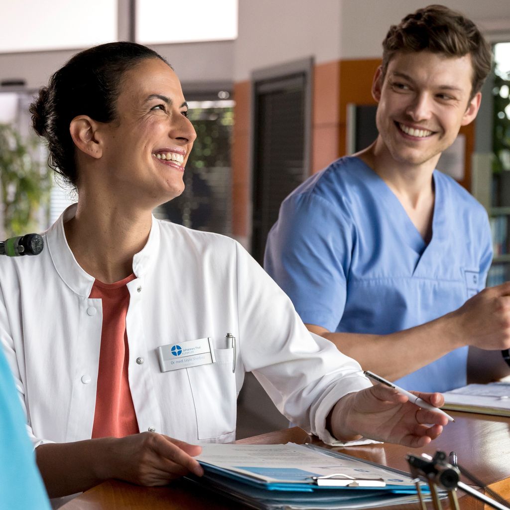 Sanam Afrashteh und Lion Wasczyk, "In aller Freundschaft - Die Jungen Ärzte"-Dreh