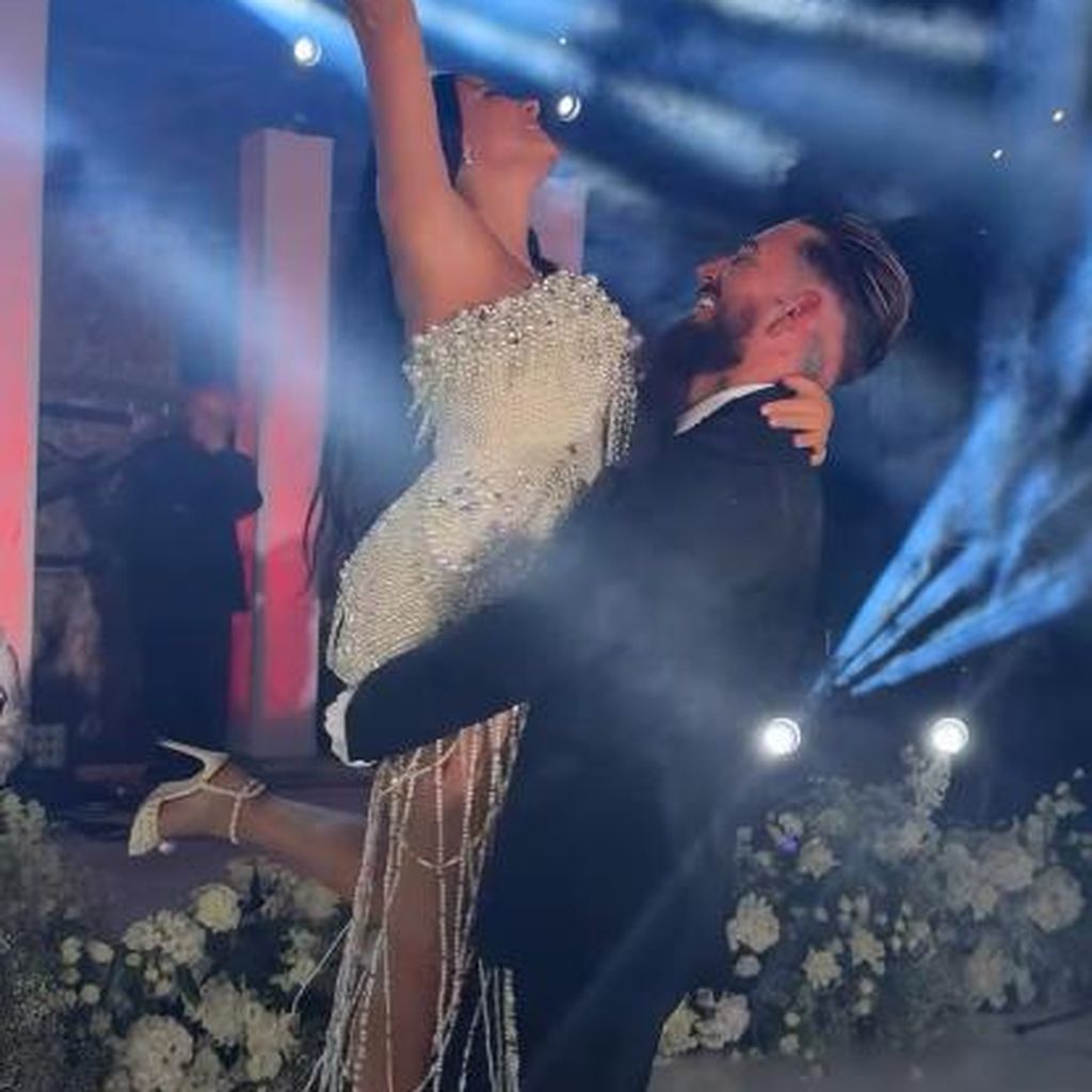 Mike Heiter und Ehefrau Leyla in Kleid Nummer drei