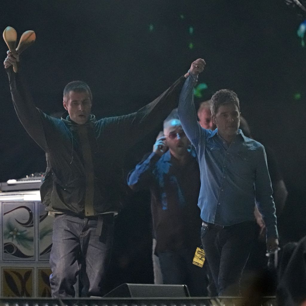 Liam Gallagher und Noel Gallagher im Juli 2025 in Cardiff