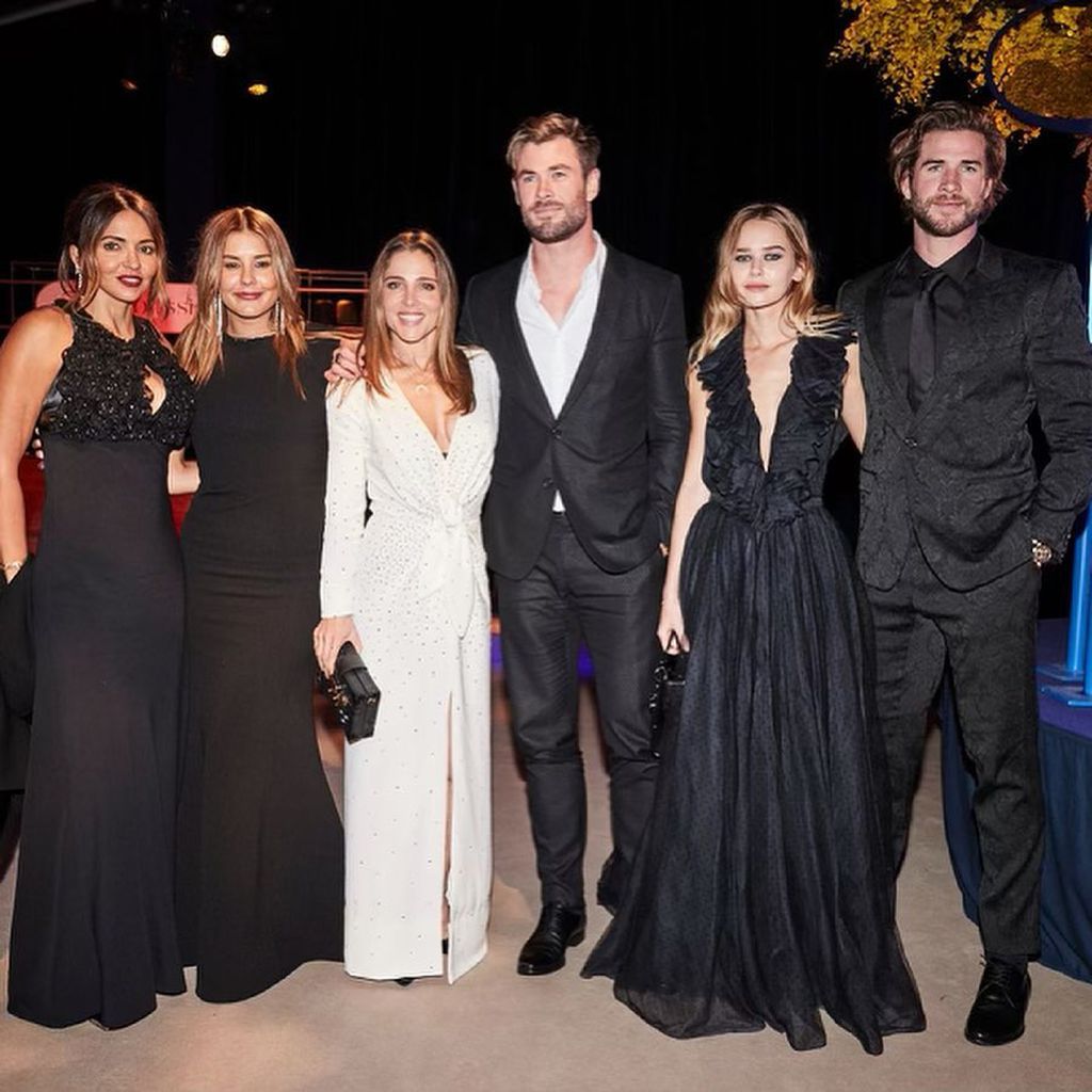 Liam Hemsworth und Gabriella Brooks (r.) mit Chris Hemsworth und seiner Frau Elsa (m.)