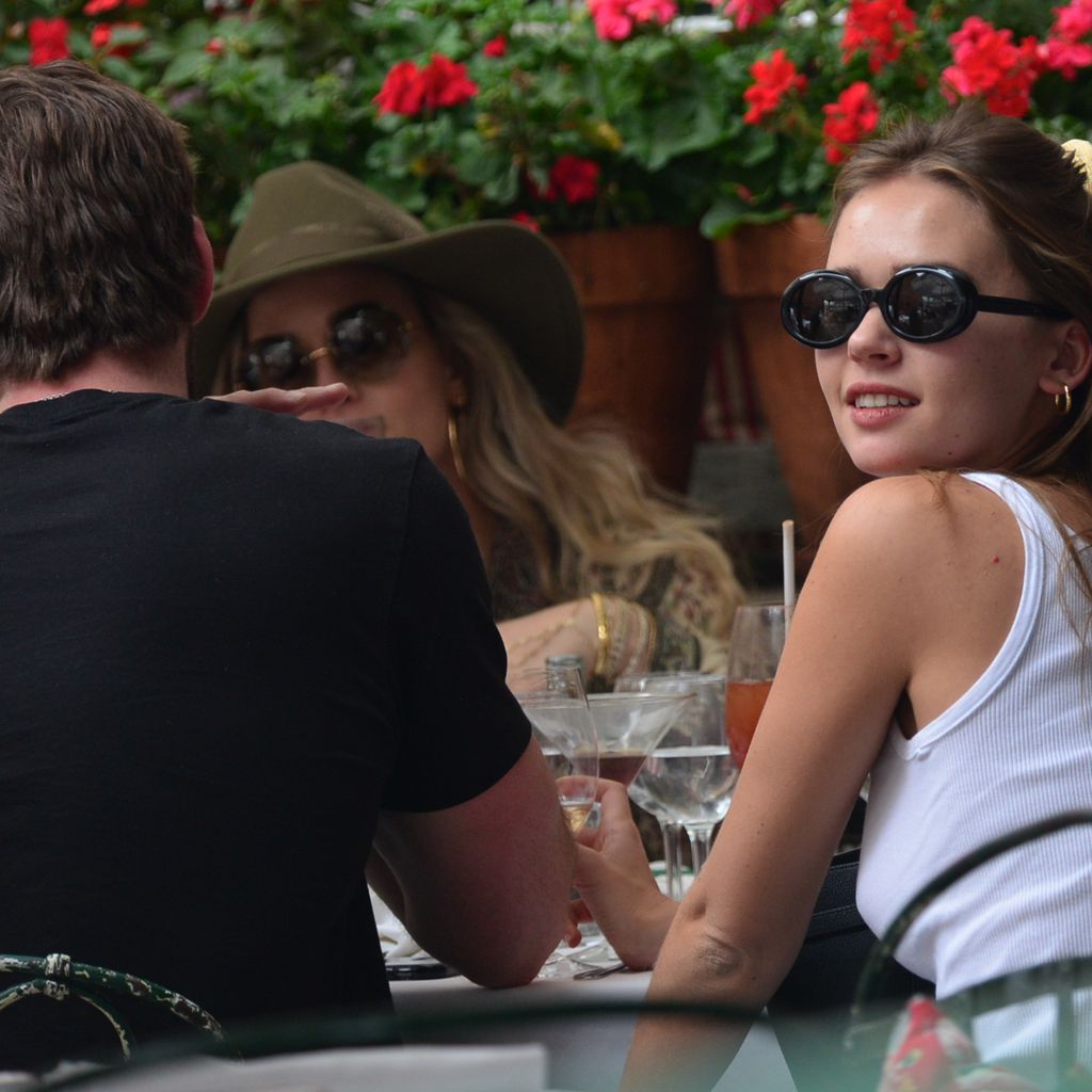 Liam Hemsworth und Gabriella Brooks mit Freunden im Ivy, Beverly Hills