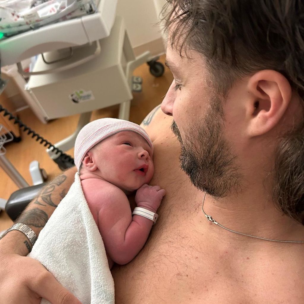 Liam Stewart mit seinem Sohn im Mai 2023
