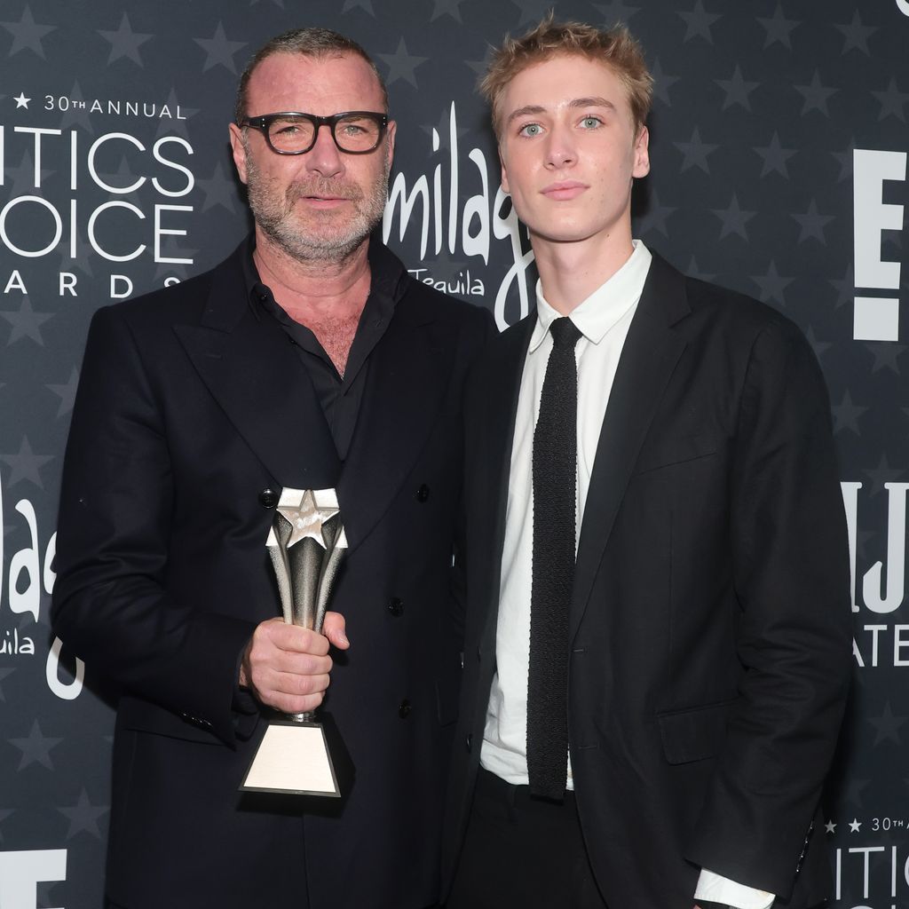 Liev Schreiber mit seinem Sohn Sasha bei den 30. Critics' Choice Awards
