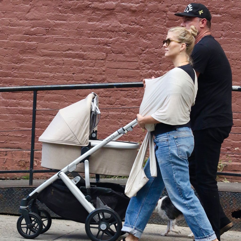 Liev Schreiber und seine Freundin Taylor Neisen mit ihrer Tochter, September 2023