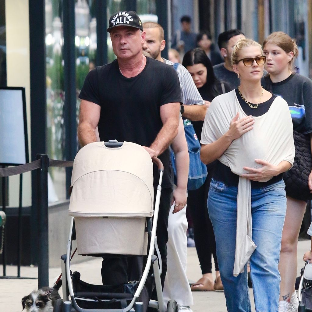 Liev Schreiber und seine Freundin Taylor Neisen mit ihrer Tochter