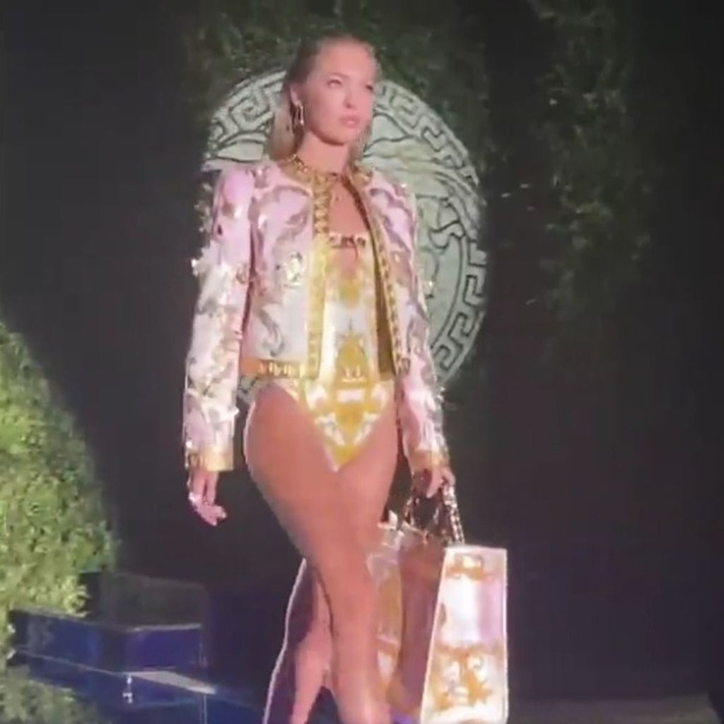 Lila Moss läuft bei der Mailand Fashion Week 2021