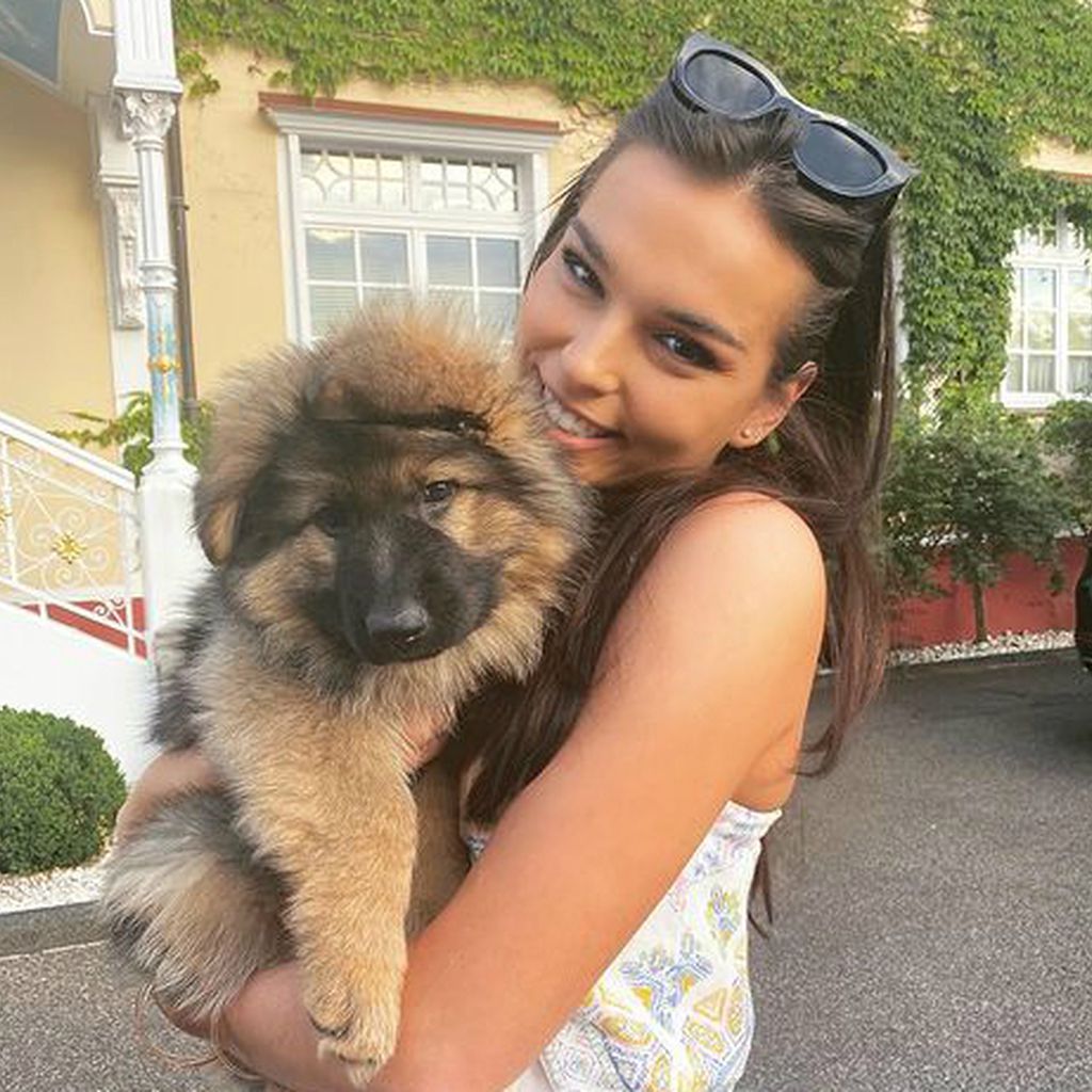 Lili Paul-Roncalli mit einem Hund