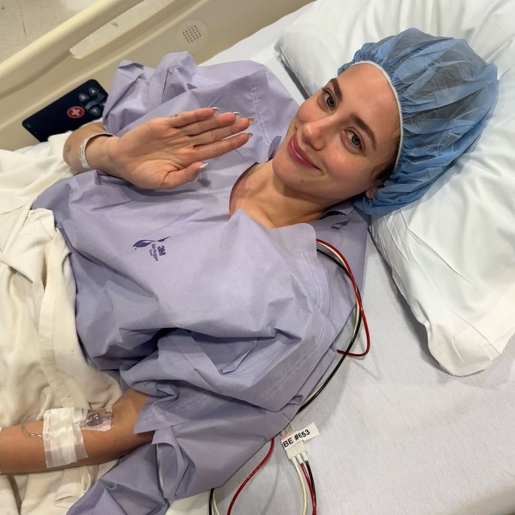Lili Reinhart postete ein Bild aus dem Krankenhaus am Tag ihrer Endometriose-OP